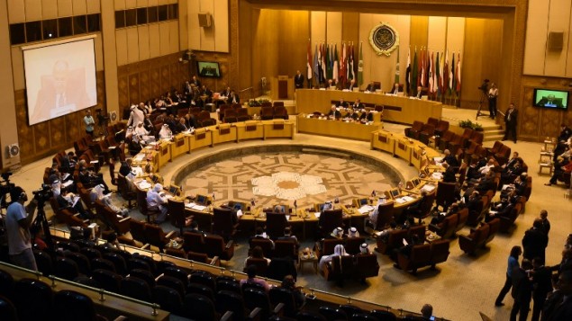 وزراء خارجية الدول العربية الاعضاء في "لجنة مبادرة السلام العربية" خلال اجتماع في مقر الجامعة العربية بالقاهرة، 5 اغسطس 2015 (MOHAMED EL-SHAHED / AFP)