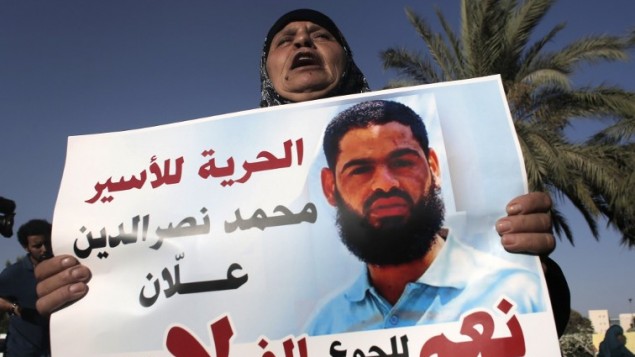 والدة محمد علان، المعتقل الفلسطيني المضرب عن الطعام منذ فترة طويلة، تحمل صورة لابنها خلال تظاهرة للمطالبة بإطلاق سراحه في مدينة بئر السبع جنوب إسرائيل في 9 أغسطس، 2015. (Ahmad Gharabli/AFP) والدة محمد علان، المعتقل الفلسطيني المضرب عن الطعام منذ فترة طويلة، تحمل صورة لابنها خلال تظاهرة للمطالبة بإطلاق سراحه في مدينة بئر السبع جنوب إسرائيل في 9 أغسطس، 2015. (Ahmad Gharabli/AFP)
