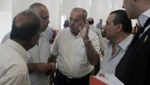 النائب العربي في الكنيست احمد طيبي يتحدث مع محامي محمد علان، جمال الخطيب، في المحكمة في القدس، 17 اغسطس 2015 (AHMAD GHARABLI / AFP)