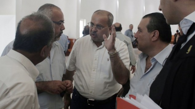 النائب العربي في الكنيست احمد طيبي يتحدث مع محامي محمد علان، جمال الخطيب، في المحكمة في القدس، 17 اغسطس 2015 (AHMAD GHARABLI / AFP)