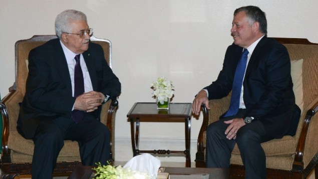 صورة  صادرة عن المكتب الاعلامي للسلطة الفلسطينية  في 30 أغسطس 2015 للرئيس الفلسطيني محمود عباس خلال  اجتماع مع العاهل الأردني الملك عبد الله الثاني في العاصمة الأردنية، عمان  AFP PHOTO / THAER GHANAIM