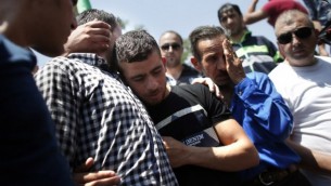 الأقارب يشاركون في جنازة الرضيع الفلسطيني علي سعد دوابشة (18 شهرا)، الذي قُتل بعد إشعال النيران في منزله في هجوم يُستبه بأن متطرفين يهود قاموا به، في قرية دوما في الضفة الغربية. (AFP PHOTO / THOMAS COEX)