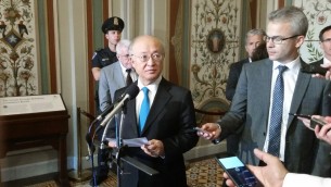 المدير العام للوكالة الدولية للطاقة الذرية يوكيا امانو يتحدث مع الصحفيين بعد بعد مخاطبة لجنة الشؤون الخارجية في مجلس الشيوخ الاميركي حول الاتفاق النووي، 5 اغسطس 2015 (MICHAEL MATHES / AFP)