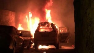 النيران تشتعل في سيارة تابعة لحرس الحدود بعد قيام فلسطينيين بإلقاء زجاجة حارقة على المركبة، في القدس يوم الأربعاء، 26 أغسطس، 2015. (لقطة شاشة)