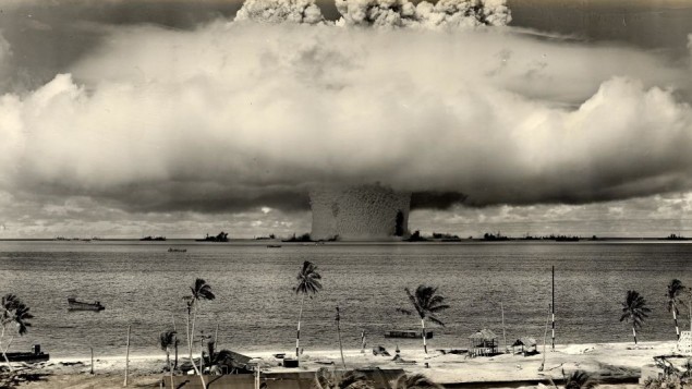 تجربة بيكر النووية في بيكيني أتول في 24 يوليو، 1946. (US Department of Defense/Wikimedia Commons)