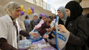 سيدة فلسطينية تشارك في إفتتاح عيادة جديدة للرضع في القدس الشرقية في 2011. (Miriam Alster/Flash90)