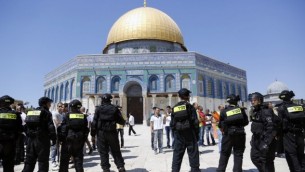 صورة توضيحية للشرطة الإسرائيلية في الحرم القدسي. (Sliman Khader/Flash90)