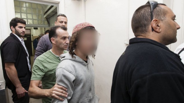 فتى يهودي ترافقه الشرطة إلى محكمة الصلح في القدس حيث مثل أمام القضاء بشبهة حرق منزل في قرية سنجل الفلسطينية في الضفة الغربية، نوفمبر 2013 (Flash90) فتى يهودي ترافقه الشرطة إلى محكمة الصلح في القدس حيث مثل أمام القضاء بشبهة حرق منزل في قرية سنجل الفلسطينية في الضفة الغربية، نوفمبر 2013 (Flash90)