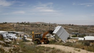 صورة توضيحية لقوات الأمن الإسرائيلية خلال عملية هدم لمبان غير قانونية في بؤرة إستيطانية في الضفة الغربية. (Miriam Alster/Flash 90)