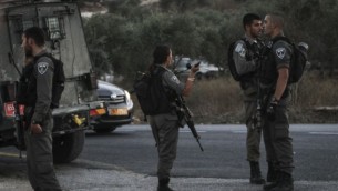 حرس الحدود في مكان الحادث حيث حاول رجل فلسطيني طعن جندي إسرائيلي وقتل بالرصاص، في مفرق تفوح قرب نابلس، 15 أغسطس، 2015. (Flash90)