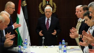 رئيس السلطة الفلسطينية محمود عباس يحضر إجتماعا للهيئة التنفيذية لمنظمة التحرير الفلسطينية في مدينة رام الله بالضفة الغربية، 22 أغسطس، 2015. (Flash90)