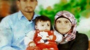 سعد ورهام دوابشة، مع طفلهما علي (لقطة شاشة: القناة 2)