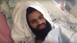 الأسير الفلسطيني محمد علان يتوجه إلى المتضامين معه من المستشفى في أشكلون بعد أن أنهى إضرابا عن الطعام استمر ل65 يوما، في رسالة مصورة تم نشرها في 21 أغسطس، 2015. (لقطة شاشة:  YouTube)