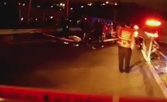 قوات الأمن في موقع موت رجل فلسطيني برصاص الجيش بعد ان طعن رجل اسرائيلي الاحد، 9 اغسطس 2015 (screen capture: Twitter)