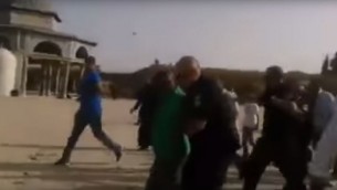 سائح فرنسي يقتاد خارج الحرم القدسي، 4 اغسطس 2015 (Screen capture: YouTube)