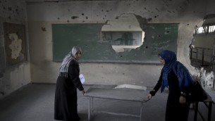 معلمات فلسطينيات في مدرسة حكومية في مدينة غزة، 13 سبتمبر 2014 (AFP/Mahmud Hams)
