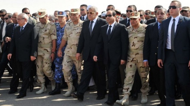 الرئيس المصري عبد الفتاح السيسي ورئيس الوزراء إبراهيم محلب، 25 أكتوبر 2014 ( AFP PHOTO/ HO/ EGYPTIAN PRESIDENCY)