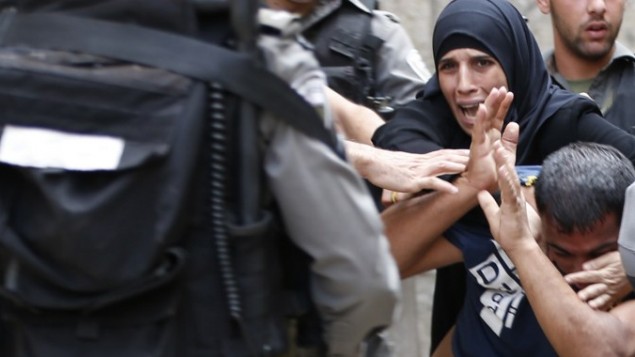 متظاهرون فلسطينيون يتواجهون مع شرطة مكافحة الشغب الإسرائيلية بعد أن قامت بسد الطريق المؤدية إلى المسجد الأقصى في البلدة القديمة في القدس، 14 سبتمبر، 2015. (AFP PHOTO / AHMAD GHARABLI) متظاهرون فلسطينيون يتواجهون مع شرطة مكافحة الشغب الإسرائيلية بعد أن قامت بسد الطريق المؤدية إلى المسجد الأقصى في البلدة القديمة في القدس، 14 سبتمبر، 2015. (AFP PHOTO / AHMAD GHARABLI)