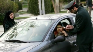 (ارشيف) شرطي ايراني يوقف سيارة اثناء حملة لفرض قوانين اللباس الشرعي في شمال طهران، 22 ابريل 2007 (BEHROUZ MEHRI / AFP)