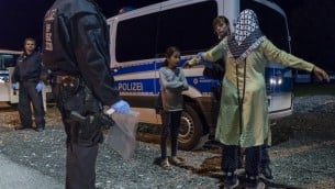 شرطية توقف لاجئة وابنتها على الحدود النمساوية الالمانيةـ 14 سبتمبر 2015 (GUENTER SCHIFFMANN / AFP)