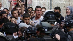 محتجون فلسطينيون في مواجهة قوات الأمن الإسرائيلية التي قامت بسد الطريق المؤدية إلى المسجد الأقصى في البلدة القديمة في القدس، 13 سبتمبر، 2015. (AFP PHOTO / AHMAD GHARABLI)