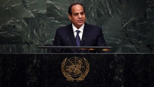 الرئيس المصري عبد الفتاح السيسي يتكلم خلال قمة من اجل التنمية وتغيير المناخ في الامم المتحدة في نيويورك، 25 سبتمبر 2015 (TIMOTHY A. CLARY / AFP)