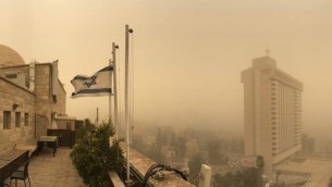 مشهد من فوق سطح أحد المباني في القدس للسماء التي غطتها العاصفة الرملية، 8 سبتمبر، 2015. (Joe Hyams)