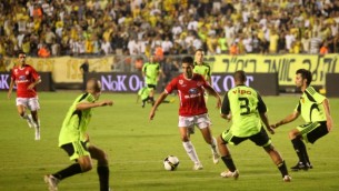 صورة توضيحية لمباراة كرة قدم بين بيتار القدس وهبوعيل تل أبيب (Kobi Gideon/Flash90)