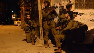 صورة توضيحية لجنود إسرائيليين خلال دوريات تفتيش في الضفة الغربية، 16 يونيو، 2014. (IDF Spokesperson/FLASH90)