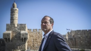رئيس بلدية القدس نير بركات على سطح متحف براج داوود، 14 أبريل، 2015. (Hadas Parush/Flash90)