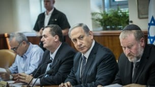 رئيس الوزراء بينيامين نتنياهو في جلسة للحكومة في القدس في 6 سبتمبر، 2015. (Ohad Zwigenberg/POOL)