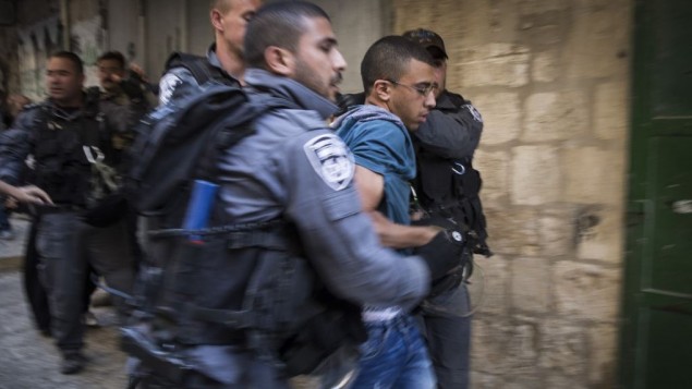 الشرطة الإسرائيلية تعتقل شاب فلسطيني خلال مظاهرة في البلدة القديمة في القدس، 22 سبتمبر 2015 (Hadas Parush/Flash90)
