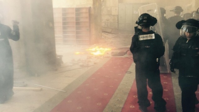 تجدد المواجهات بين الشرطة الإسرائيلية ومحتجين فلسطينيين في الحرم القدسي، الإثنين، 28 سبتمبر، 2015. (الشرطة الإسرائيلية) تجدد المواجهات بين الشرطة الإسرائيلية ومحتجين فلسطينيين في الحرم القدسي، الإثنين، 28 سبتمبر، 2015. (الشرطة الإسرائيلية)