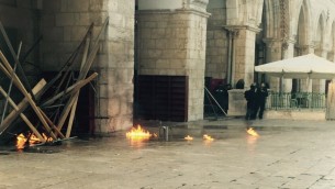 اندلاع حرائق صغيرة في الحرم القدسي بعد القاء متظاهرين فلسطينيين زجاجات حارقة باتجاه الشرطة الإسرائيلية، 28 سبتمبر 2015 (Israel Police)