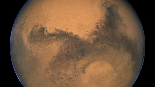 كوكب المريخ، كما يظهر عبر تلسكوب هابل الفضائي في 2003 (NASA, ESA, and The Hubble Heritage Team / STScI/AURA)