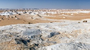 الصحراء البيضاء بين الفرافرة والواحات البحرية غربي مصر. (photo credit: Nomo/Michael Hoefner/Wikimedia Creative Commons)