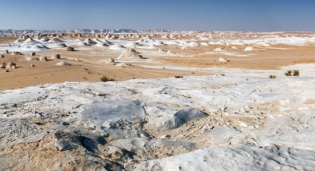 الصحراء البيضاء بين الفرافرة والواحات البحرية غربي مصر. (photo credit: Nomo/Michael Hoefner/Wikimedia Creative Commons)