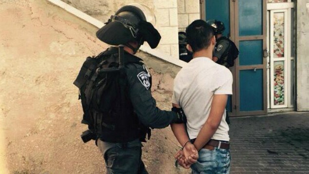 عناصر من حرس الحدود يعتقلون شابا فلسطينيا بعد مواجهات في حي "جبل المكبر" في القدس في 18 سبتمبر، 2015، والتي أسفرت عن إصابة 3 رجال شرطة وأحد المحتجين. (الشرطة الإسرائيلية)