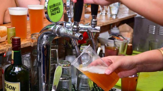 صورة توضيحية لصب البيرة (Courtesy Beer Bazaar) صورة توضيحية لصب البيرة (Courtesy Beer Bazaar)
