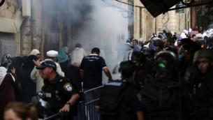 فلسطينيون يفرون من الغاز المزيل للدموع وقوات الامن الاسرائيلية اثناء مواجهات في الحرم القدسي في القدس، 13 سبتمبر 2015 (AFP/AHMAD GHARABLI)