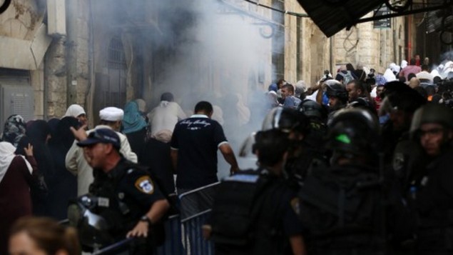 فلسطينيون يفرون من الغاز المزيل للدموع وقوات الامن الاسرائيلية اثناء مواجهات في الحرم القدسي في القدس، 13 سبتمبر 2015 (AFP/AHMAD GHARABLI) فلسطينيون يفرون من الغاز المزيل للدموع وقوات الامن الاسرائيلية اثناء مواجهات في الحرم القدسي في القدس، 13 سبتمبر 2015 (AFP/AHMAD GHARABLI)