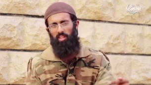 المجند البريطاني في تنظيم "الدولة الإسلامية"، عمر حسين، في شريط فيديو تم نشره من قبل الجماعة الجهادية (لقطة شاشة عبر YouTube)