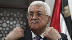 رئيس السلطة الفلسطينية محمود عباس يتحدث مع صحافيين من مكتبه في مدينة رام الله بالضفة الغربية، 6 أكتوبر، 2015. (AFP/AHMAD GHARABLI)