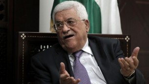 رئيس السلطة الفلسطينية محمود عباس يتحدث مع صحفيين في مكتبه في رام الله في الضفة الغربية، 6 اكتوبر 2015 (AFP/Ahmad Gharabli)