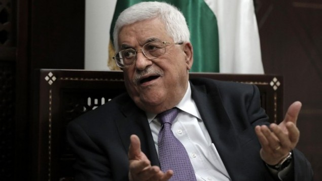 رئيس السلطة الفلسطينية محمود عباس يتحدث مع صحفيين في مكتبه في رام الله في الضفة الغربية، 6 اكتوبر 2015 (AFP/Ahmad Gharabli)