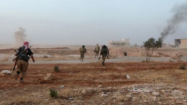 مقاتلين من فصائل المعارضة السورية اثناء مواجهات مع قوات النظام السوري بضواحي مدينة حلب السورية، 17 اكتوبر 2015 (THAER MOHAMMED / AFP)