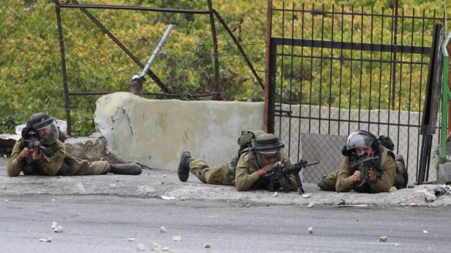 جنود اسرائيليون خلال مواجهات بعد صلاة الجمعة في الخليل، 23 اكتوبر 2015 (AFP/HAZEM BADER)