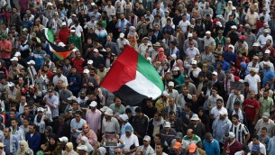 الالاف يتظاهرون في الدار البيضاء في المغرب تضامنا مع الفلسطينيين، 25 أكتوبر 2015 (FADEL SENNA / AFP)
