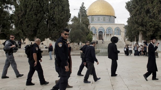 يهود متشددون يزورون الحرم القدسي تحت حماية الشرطة الإسرائيلية، 27 اكتوبر 2015 (AFP PHOTO/AHMAD GHARABLI)