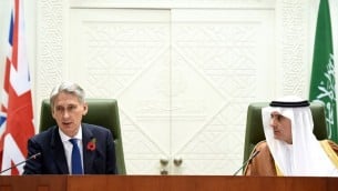 وزير خارجية السعودية عادل الجبير في مؤتمر صحافي مع نظيره البريطاني فيليب هاموند في وزارة الخارجية السعودية في الرياض، 28 اكتوبر 2015 (FAYEZ NURELDINE / AFP)